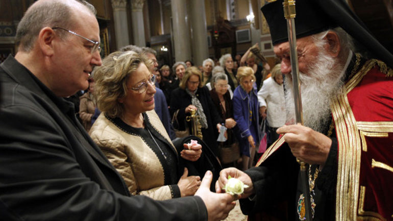 Λουλούδι προσέφερε ο Αρχιεπίσκοπος Ιερώνυμος στον Νίκο Φίλη