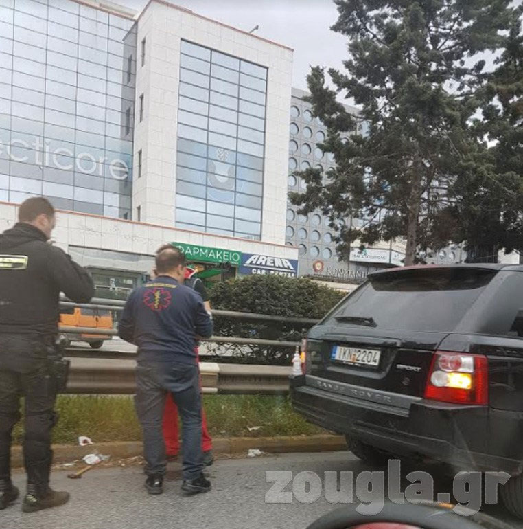 Φωτογραφία από το σημείο της επίθεσης στην οποία φαίνεται το αυτοκίνητο του δημοσιογράφου