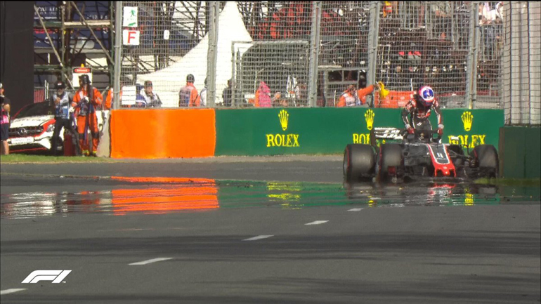 Η εγκατάλειψη του Grosjean (με Hass) στον 25ο γύρο...