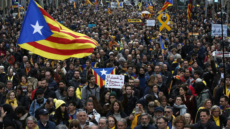Ισπανία: Συγκρούσεις μεταξύ διαδηλωτών και αστυνομικών στη Βαρκελώνη για τον Πουτζντεμόν