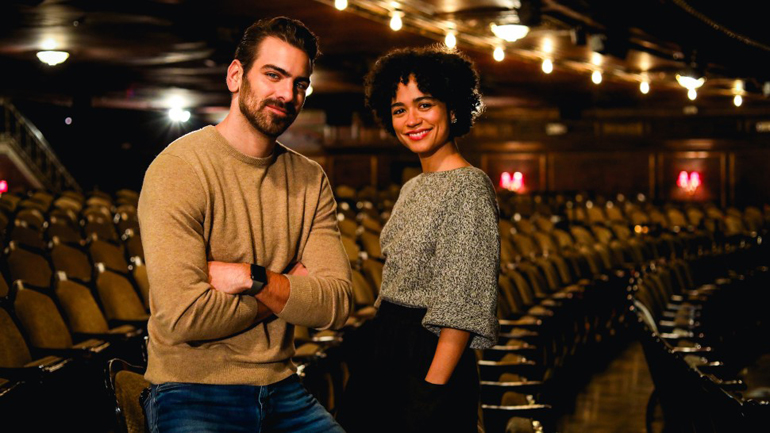 Ο Νάιλ Ντι Μάρκο είναι συμπαραγωγός της παράστασης «Τα Παιδιά ενός Κατώτερου Θεού» στο Μπρόντγουεϊ