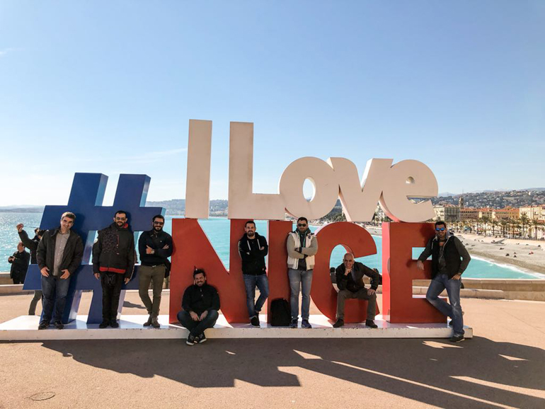 Στη Νίκαια (πέριξ) είχαμε την ευκαιρία να οδηγήσουμε τη νέα Ford Mustang. Από αριστερά, Γιάννης Κάτγωριτς, Νίκος Κορόβηλας, Κώστας Μλητσου, Γιάννης Τσιγκρής, Μανώλης Σαλούρος, Βασίλης Σαρημπαλίδης, Νίκος Νοταράς και Άγγελος Κλιβανόπουλος