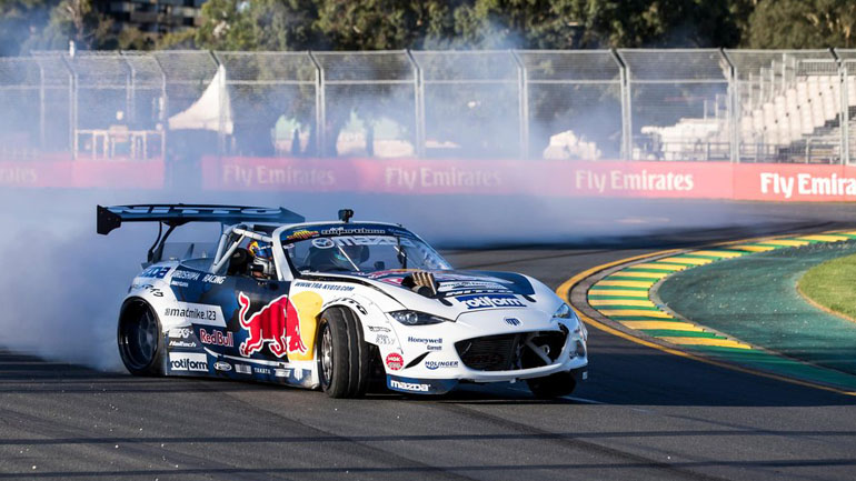 Ο Ricciardo παίρνει μαθήματα drift από τον κορυφαίο!