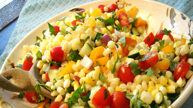 Σαλάτα με ντοματίνια και καλαμπόκι