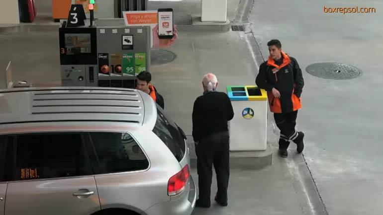 Οι Marquez και Pedrosa έπιασαν δουλειά σε βενζινάδικο!