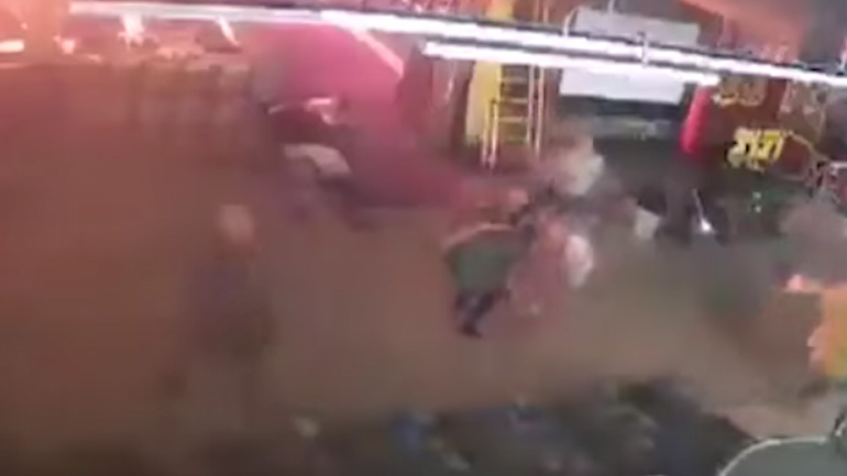 Σκηνές πανικού μέσα από το εμπορικό κέντρο την ώρα που ξεσπά η φονική πυρκαγιά