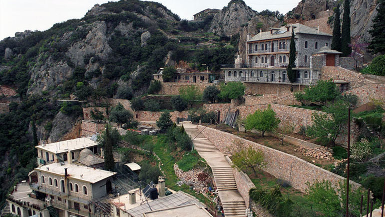 «Επιχείρηση Άγιον Όρος»: Ο εκδότης, ο παππούς με την πίπα και οι… «τρεις σωματοφύλακες»