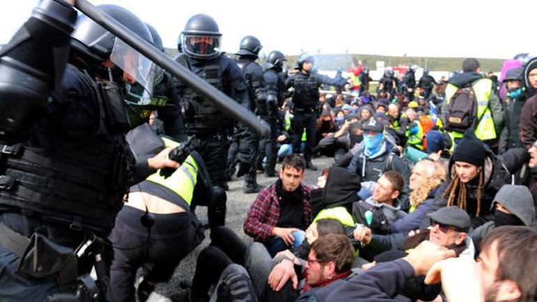 Καταλονία: Επέμβαση της αστυνομίας για την άρση του αποκλεισμού αυτοκινητόδρομου που συνδέει Ισπανία-Γαλλία