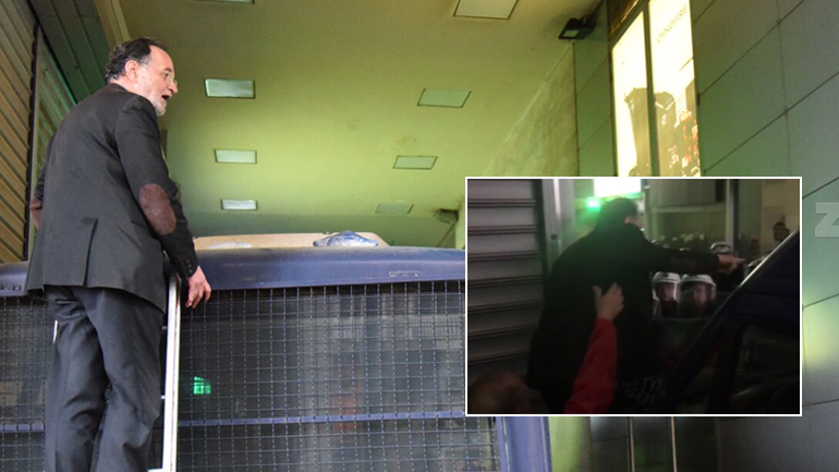 Τα ΜΑΤ απώθησαν βίαια τον Λαφαζάνη