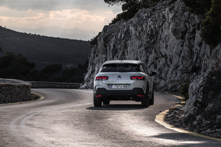 Και το πίσω μέρος ξεχωρίζει από οτιδήποτε άλλο κυκλοφορεί στους δρόμους...