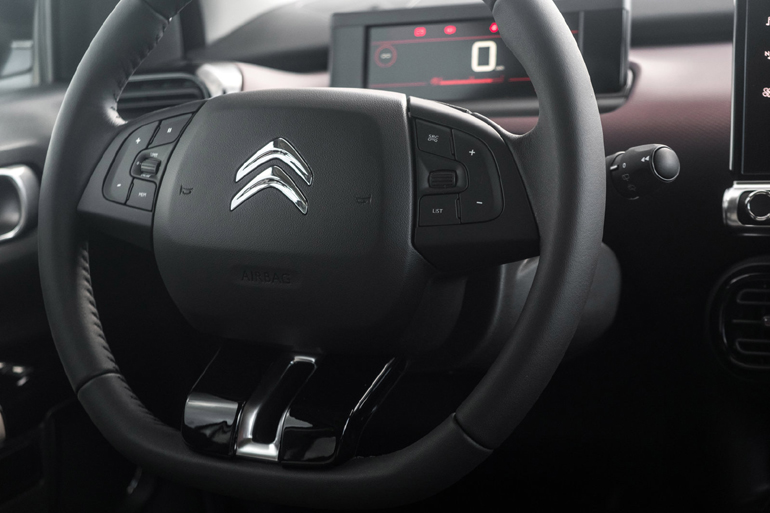 Κουμπιά πολλαπλών χρήσεων στο τιμόνι...