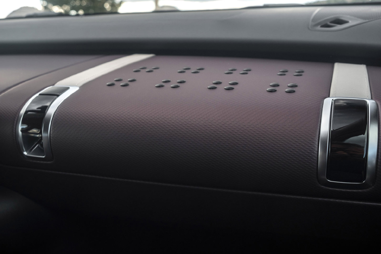 Το ανάγλυφο μοτίβο στο ντουλαπάκι του συνοδηγού...