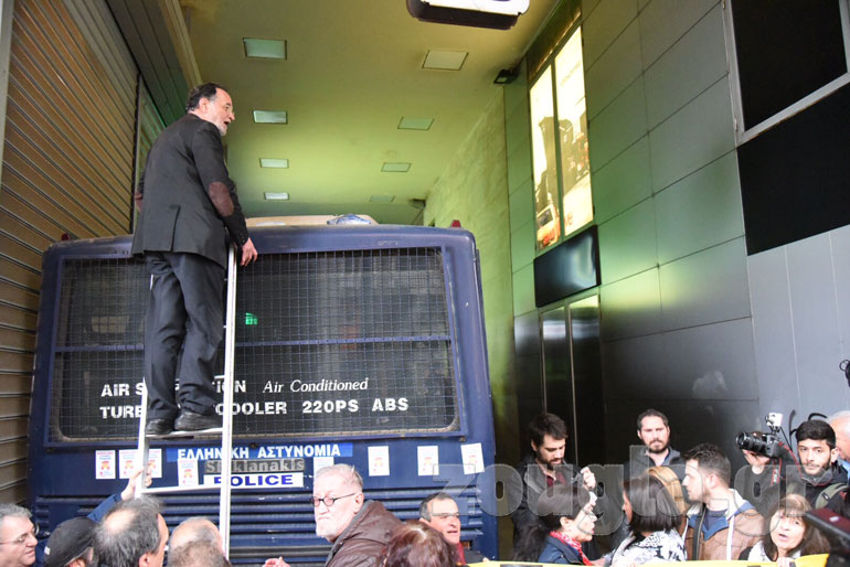 Ο Π. Λαφαζάνης προσπάθησε να ανέβει στην κλούβα με σκάλα