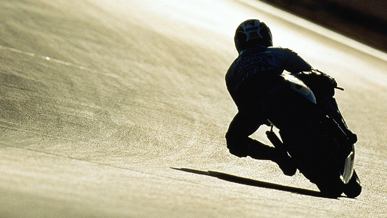 Πλάγιασμα μοτοσυκλέτας από άλλη διάσταση