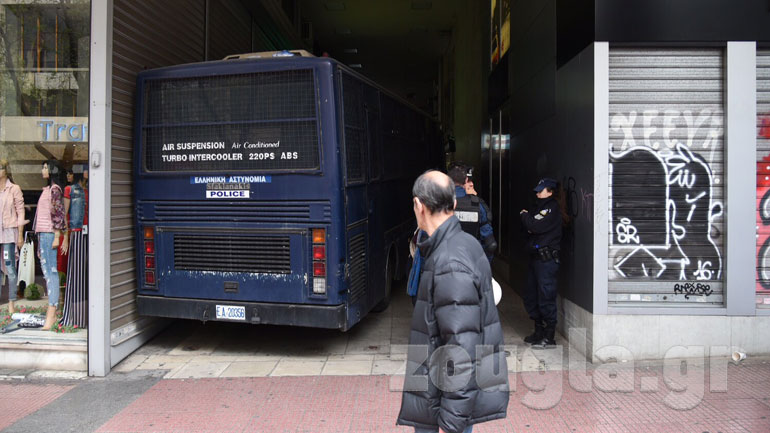 Πρωτοφανή μέτρα για τους πλειστηριασμούς έξω από συμβολαιογραφείο στην Αθήνα