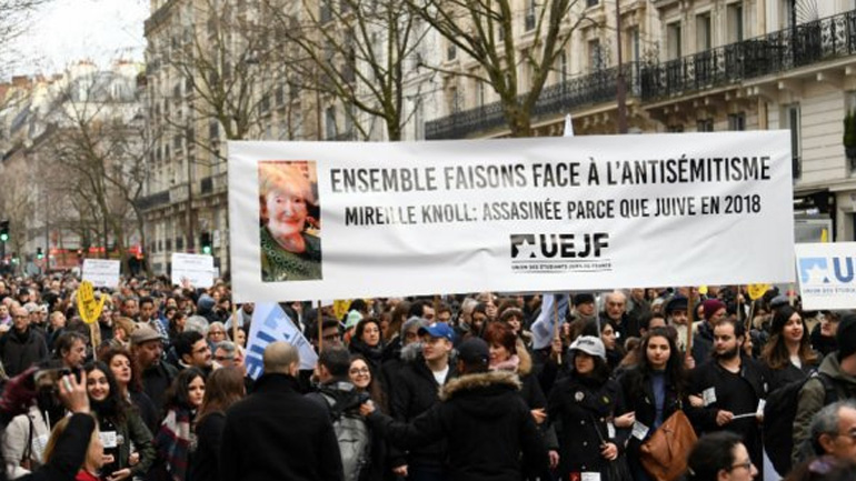 Γαλλία: Χιλιάδες άνθρωποι στη «λευκή πορεία» στο Παρίσι κατά του αντισημιτισμού