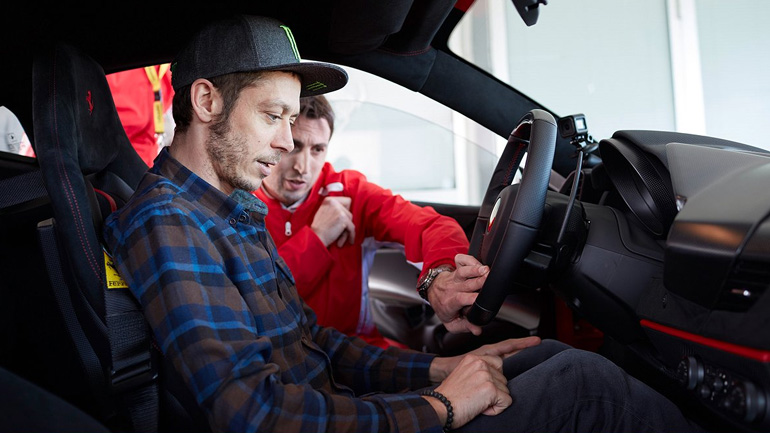 O Rossi δοκιμάζει την πανίσχυρη Ferrari 488 Pista