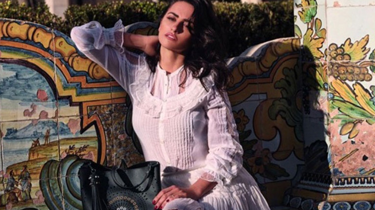 H Penelope Cruz ποζάρει για τη νέα καμπάνια της Caprisa και φέρνει την άνοιξη