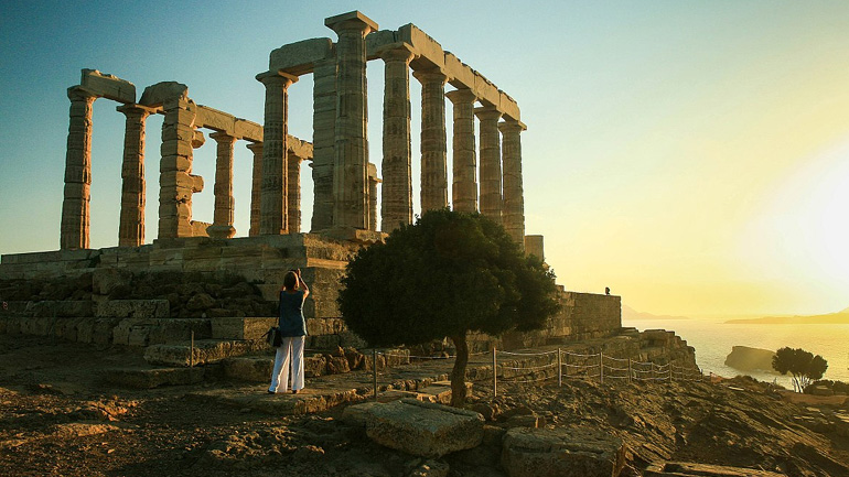 Το ΚΑΣ αρνείται να δώσει το Σούνιο για τα γυρίσματα της «Μικρής Τυμπανίστριας» του Τζον Λε Καρέ από το BBC One