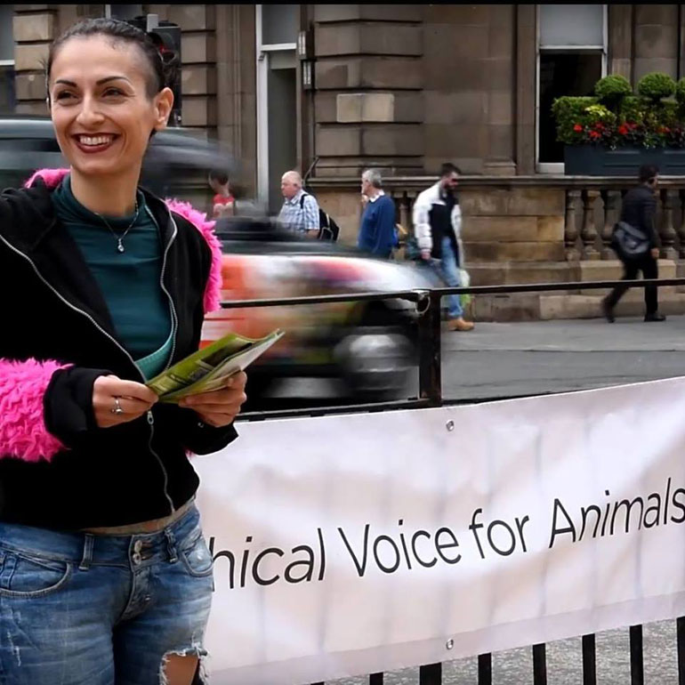 Η φοιτήτρια στο Πανεπιστήμιο του Εδιμβούργου Δήμητρα Αργυρίου καταγγέλλει ότι έπεσε θύμα λόγω των ιδεών και της ακτιβιστικής της δράσης