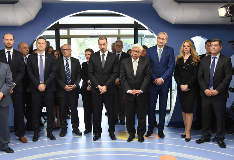 (Από Αριστερά) Πετρ Ματεγιόφσκι Επικεφαλής Σχέσεων με πελάτες του ΟΠΑΠ, Ντάμιαν Κόουπ Διευθύνων Σύμβουλος ΟΠΑΠ, Εμμανουήλ Παπασάββας Κοινός Διοικητής των Διασυνδεόμενων Νοσοκομείων, ο Πρόεδρος της Δημοκρατίας Προκόπιος Παυλόπουλος, Καμίλ Ζίγκλερ Εκτελεστικός Πρόεδρος ΟΠΑΠ, Άννα Ζωηρού Αναπληρώτρια Διοικήτρια του «H Αγία Σοφία», Οδυσσέας Χριστοφόρου Επικεφαλής Εταιρικών και Ρυθμιστικών Υποθέσεων ΟΠΑΠ