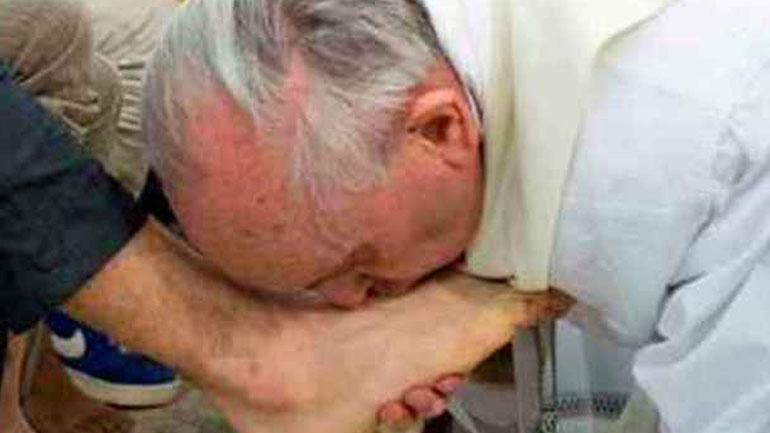 Τα πόδια 12 κρατουμένων έπλυνε ο πάπας Φραγκίσκος