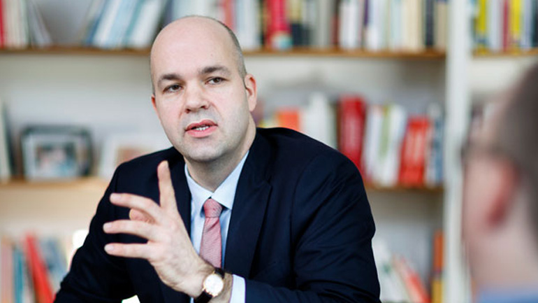 Γερμανός οικονομολόγος: «Απαραίτητο το “κούρεμα” του ελληνικού χρέους»