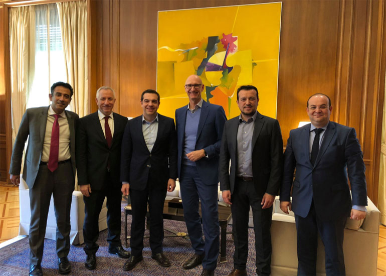 Ο επικεφαλής της Deutsche Telekom για την Ευρώπη, κ. Srini Gopalan, ο Πρόεδρος και Διευθύνων Σύμβουλος του Ομίλου ΟΤΕ κ. Μιχάλης Τσαμάζ, ο Πρωθυπουργός κ. Αλέξης Τσίπρας, ο CEO του Ομίλου Deutsche Telekom, κ. Tim Höttges, o Υπουργός ΨΗΠΤΕ κ. Νίκος Παππάς και ο Υφυπουργός παρά τω Πρωθυπουργώ, κ. Δημήτρης Λιάκος (από αριστερά προς τα δεξιά).