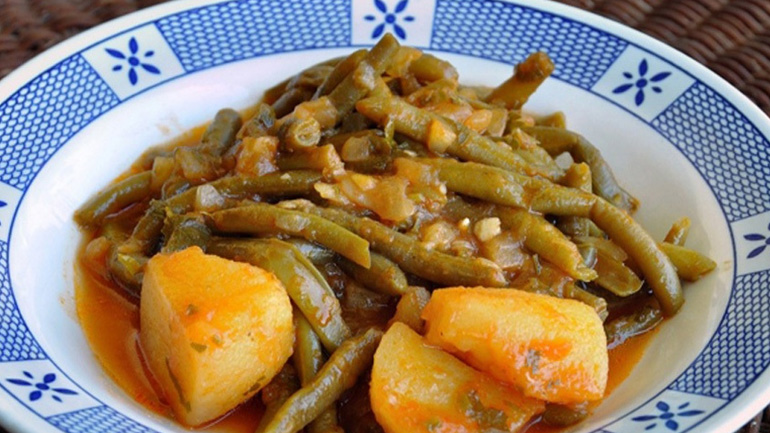 Λαδερά φασολάκια με πατάτες