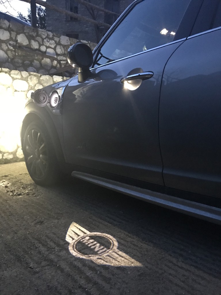 Το λογότυπο MINI στο...πάτωμα. Διακρίνεται στα πλαινά και η τάπα που μπαίνει η πρίζα