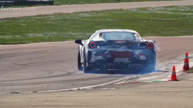 Ο «Γιατρός» ντριφτάρει τη Ferrari των 720 ίππων