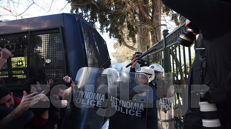 Ολοκληρώθηκε το πανεκπαιδευτικό συλλαλητήριο – Επεισόδια μεταξύ αστυνομικών και διαδηλωτών