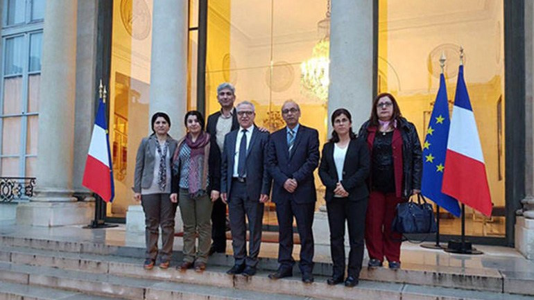 H φωτογραφία που εξόργισε και προκάλεσε τις αντιδράσεις της Τουρκίας. Στην είσοδο του Μεγάρου των Ηλυσίων φωτογραφίζονται Τούρκοι αξιωματούχοι που συναντήθηκαν με τον Εμανουέλ Μακρόν