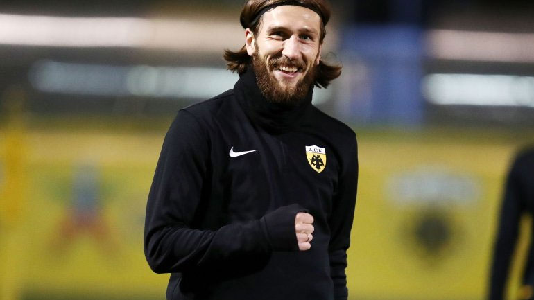 Στα γραφεία της ΑΕΚ ο Τσιγκρίνσκι για να υπογράψει το νέο του συμβόλαιο