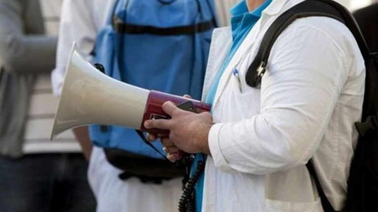 Στάση εργασίας πραγματοποιούν εκπαιδευτικοί, γιατροί και νοσηλευτές