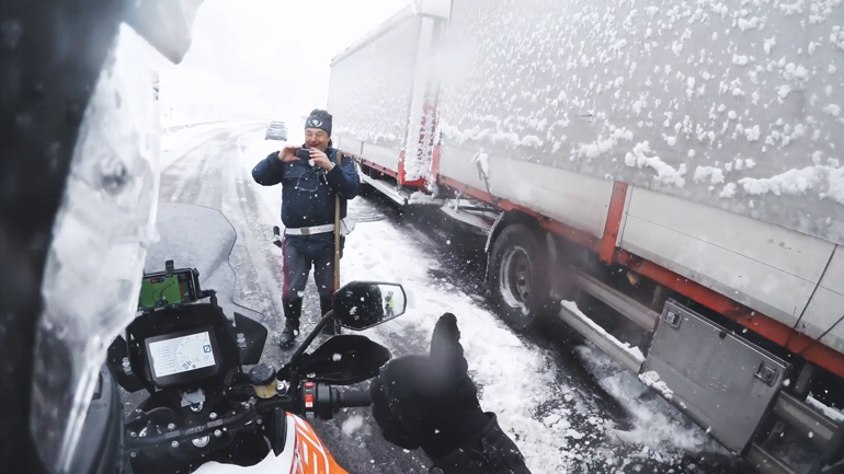 Μοτοσυκλέτα και χιόνια δε σημαίνει πάντα τούμπες Μοτοσυκλέτα και χιόνια δε σημαίνει πάντα τούμπες