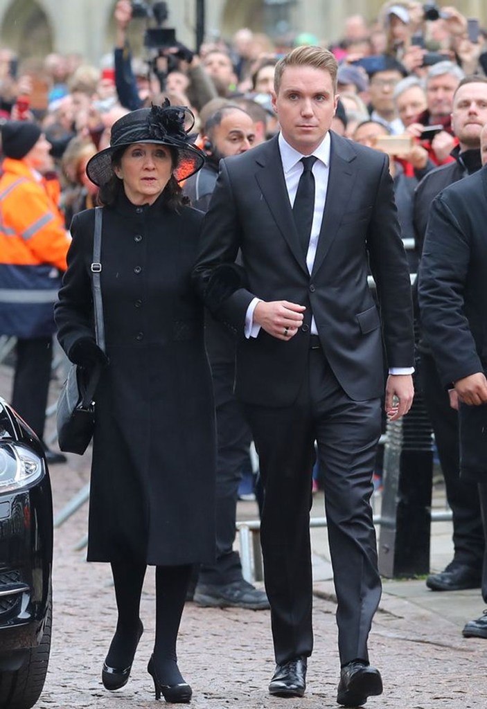 Η Jane Hawking, η οποία ήταν παντρεμένη με τον καθηγητή Hawking για 30 χρόνια, και ο γιος τους Timothy φτάνουν στην εκκλησία