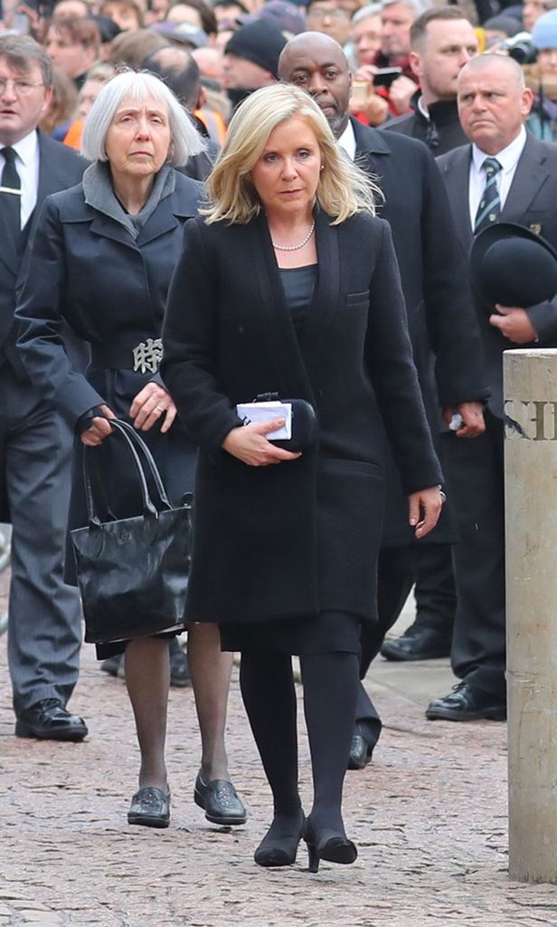 Η κόρη του καθηγητή Hawking, Lucy, φτάνει στην εκκλησία