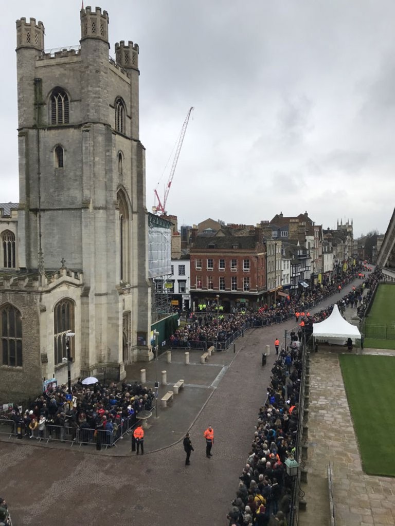 Πλήθος κόσμου έξω από την εκκλησία όπου πραγματοποιήθηκε η τελετή