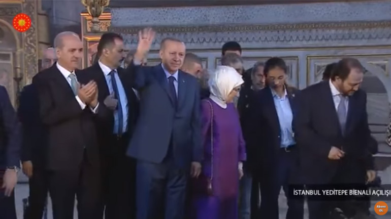 Με ισλαμιστικό χαιρετισμό στην Αγία Σοφία και με αντιδυτικό μένος ο Ερντογάν Με ισλαμιστικό χαιρετισμό στην Αγία Σοφία και με αντιδυτικό μένος ο Ερντογάν