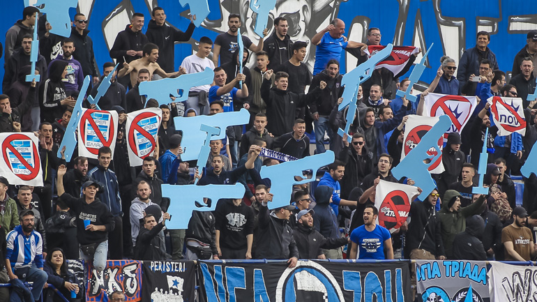 Με χάρτινα πιστόλια οι οπαδοί του Ατρόμητου!