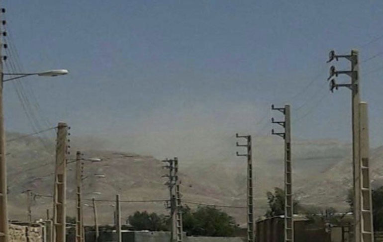 Σκόνη στα βουνά τη στιγμή που η γη κλονίζεται