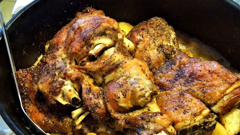 Aρνάκι στη γάστρα με πατάτες φούρνου