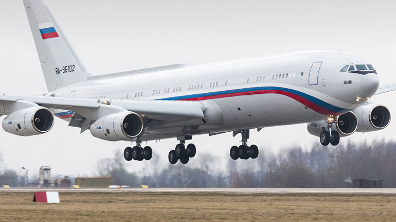 Στη Μόσχα έφτασε το πρώτο αεροπλάνο με τους απελαθέντες Ρώσους διπλωμάτες