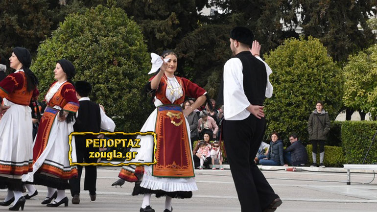 «Hellenic Youth in Action»: Ελληνόπουλα από όλο τον κόσμο έδωσαν ραντεβού στο Σύνταγμα!