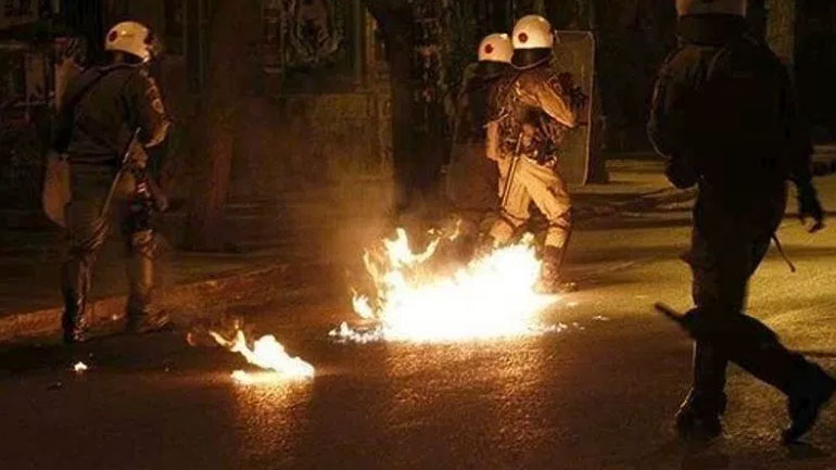 Σειρά επιθέσεων με μολότοφ εναντίον αστυνομικών δυνάμεων τα ξημερώματα στα Εξάρχεια