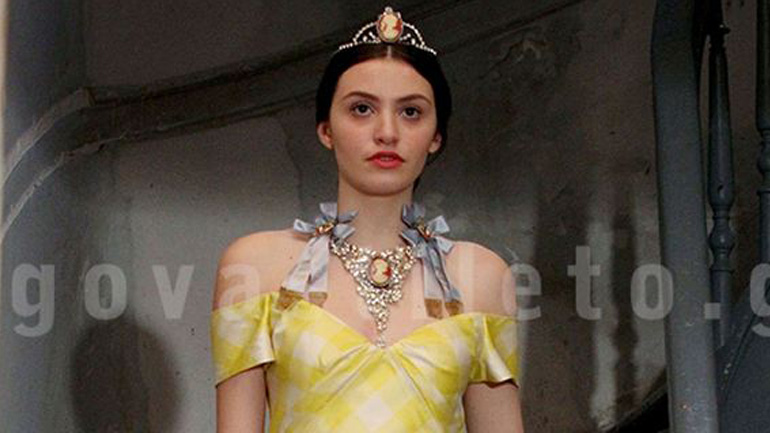 Vassilis Zoulias fashion show: Η πριγκιπική εμφάνιση της κόρης της Βάνας Μπάρμπα που έκλεψε τις εντυπώσεις