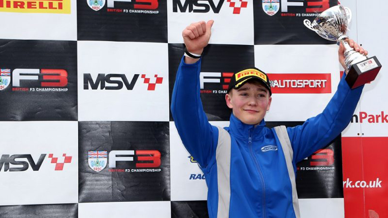 Ο πιτσιρικάς που έχασε τα πόδια του επέστρεψε στο βάθρο!