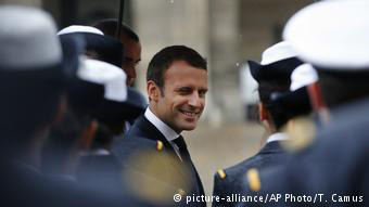 O Γάλλος πρόεδρος σχεδιάζει να καταργήσει μόνο 120.000 από τις 5,6 εκ. θέσεις εργασίας στο δημόσιο και μάλιστα μέχρι το 2022