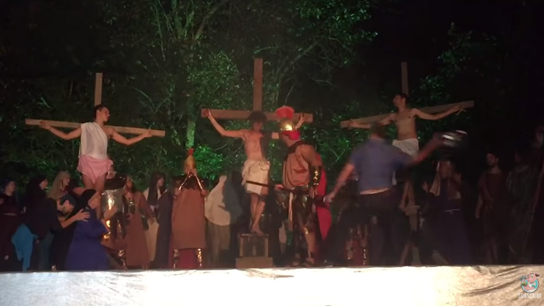 Σε αναπαράσταση της Σταύρωσης άνδρας επιτέθηκε στον «στρατιώτη» που τρύπησε το σώμα του Ιησού